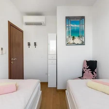 Apartment In Near With Balcony, Air Conditioning, Wifi 5141-1 *